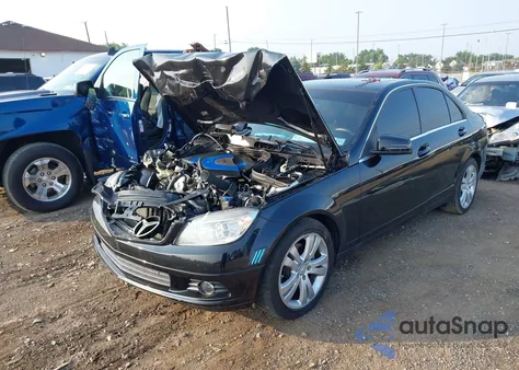 2010 Mercedes-Benz C 300 z USA, uszkodzony, nr VIN WDDGF5EB1AR119649